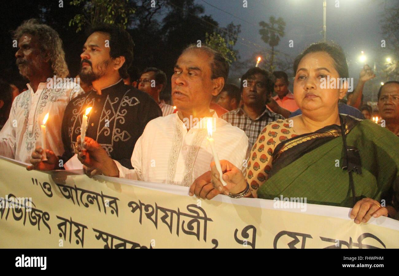 Dhaka, Bangladesh. 26 Février, 2016. Des militants d'Ganojagorn manche mars avec des bougies en signe de respect pour l'American atheist blogger Avijit Roy qui a été assassiné il y a un an à Dhaka, Bangladesh, le 26 février, 2016. Asad Rehman : Crédit/Alamy Live News Banque D'Images