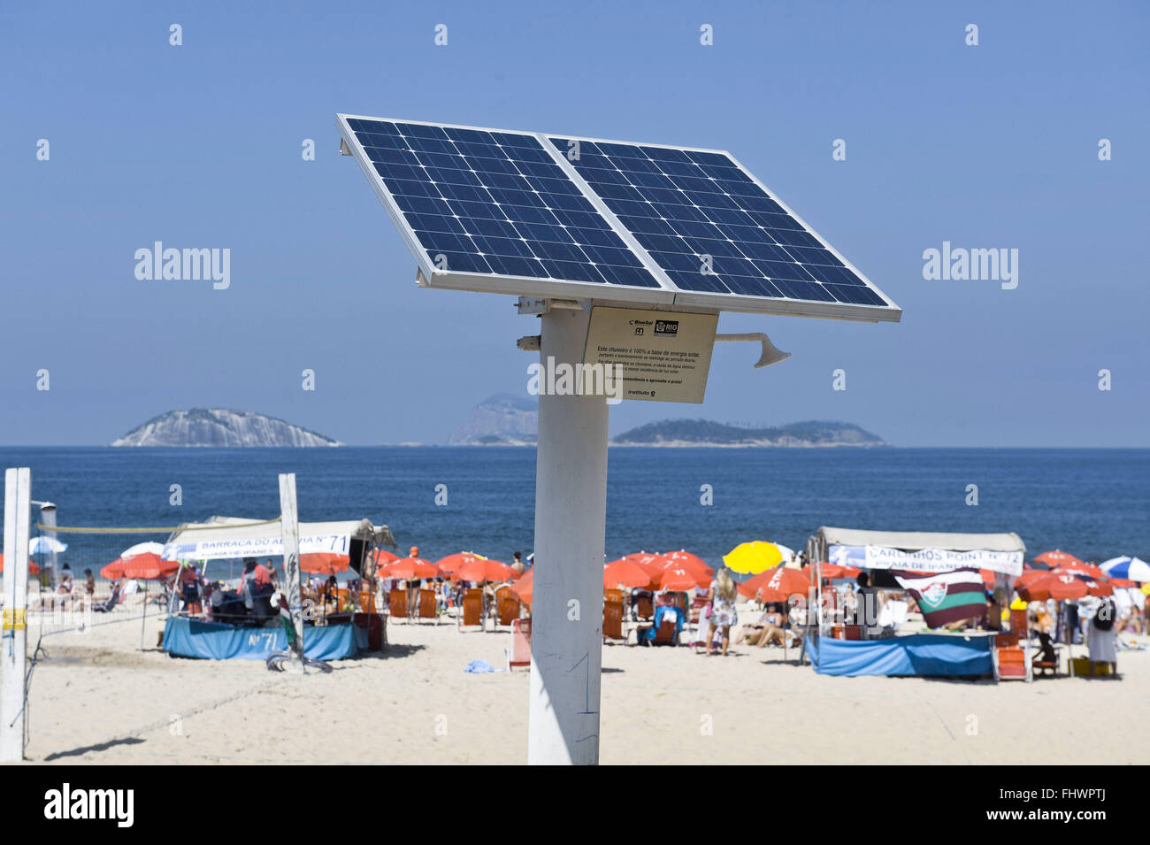 L'énergie solaire pour le chauffage de la plaque douche à la plage d'Ipanema Banque D'Images