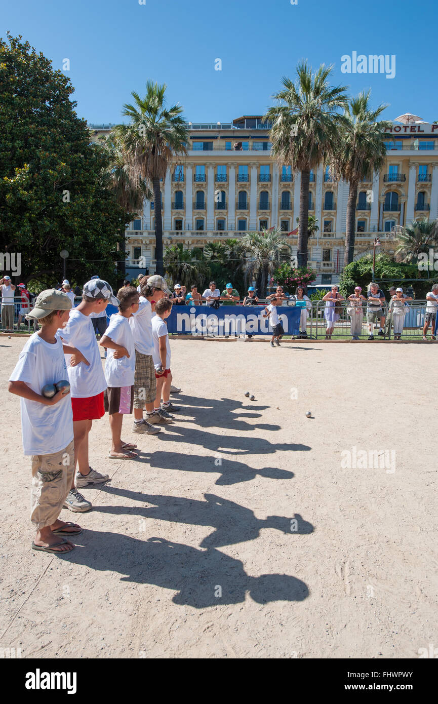 Participants et spectateurs à un tournoi des Boules sur la Promenade des Anglais à Nice, France Banque D'Images