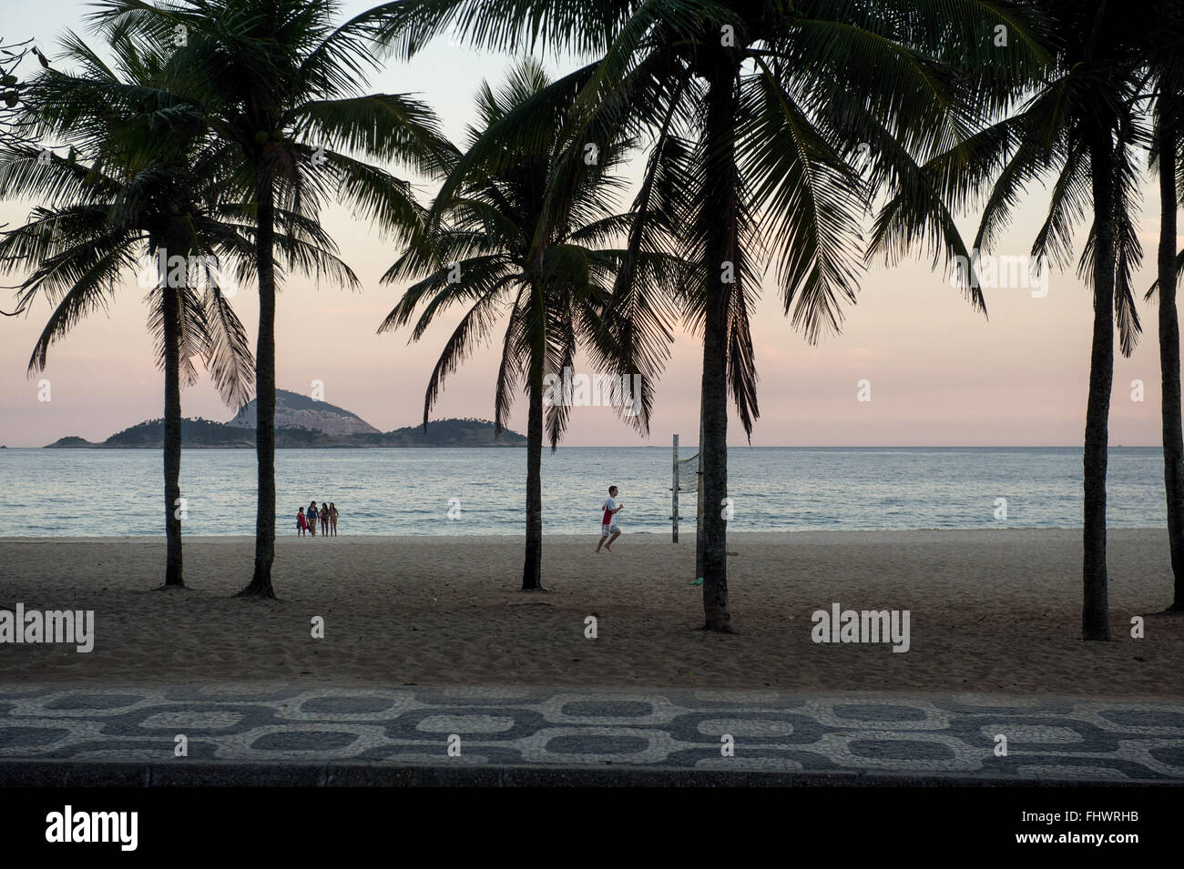 Vue sur le coucher de soleil dans la promenade du bord de la plage d'Ipanema avec accessoire Cagarras Archipel Banque D'Images