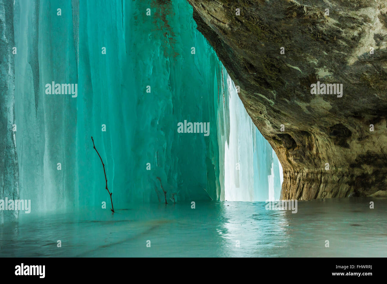 La glace translucide rétro-éclairé dans les rideaux de la formation de glace dans la région de Pictured Rocks National Lakeshore, Upper Peninsula, Michigan, USA Banque D'Images