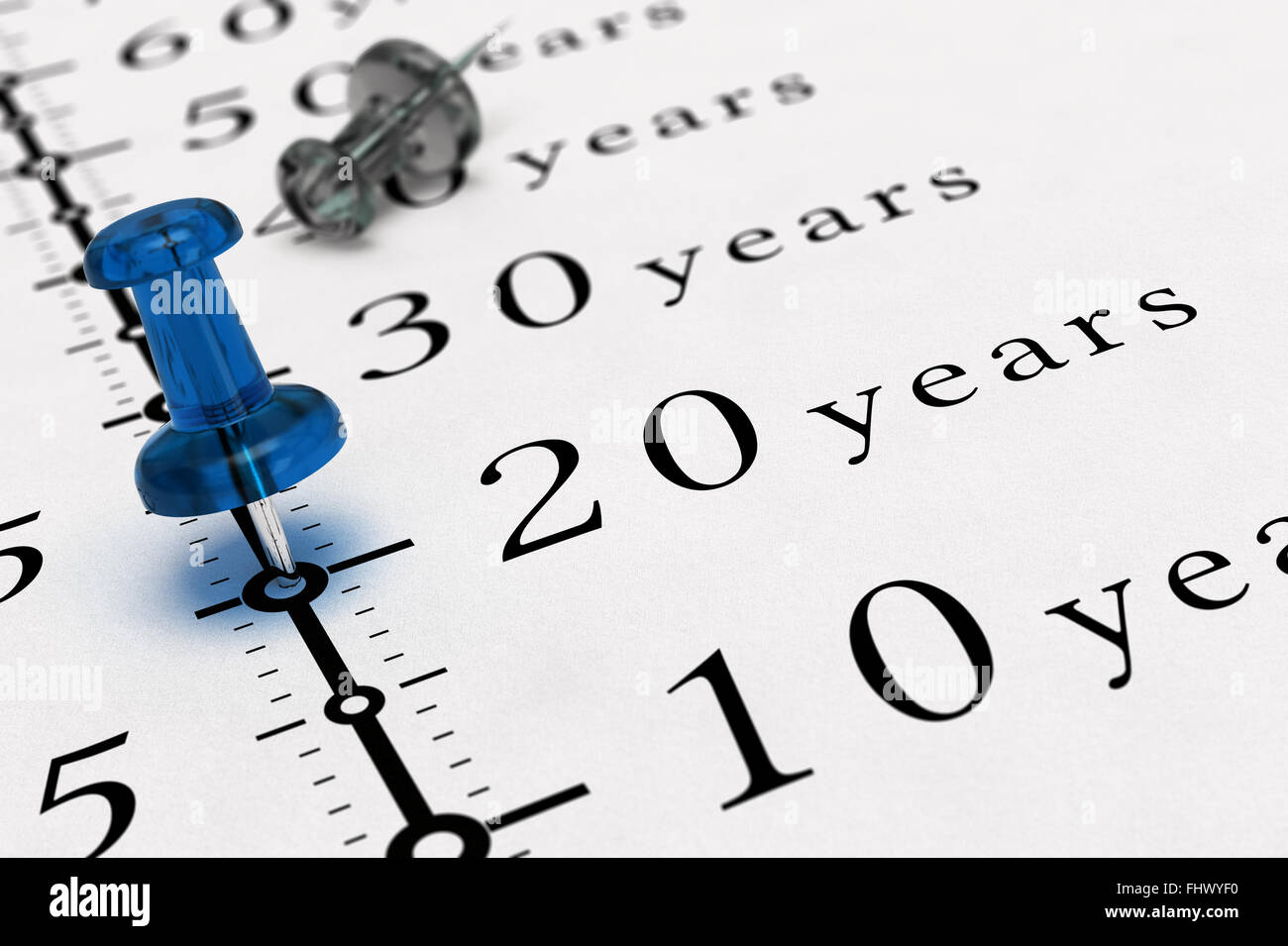 20 ans, écrit sur un papier avec un clou bleu, concept de droit pour les affaires ou la vision prospective à long terme. Le numéro deux mille Banque D'Images