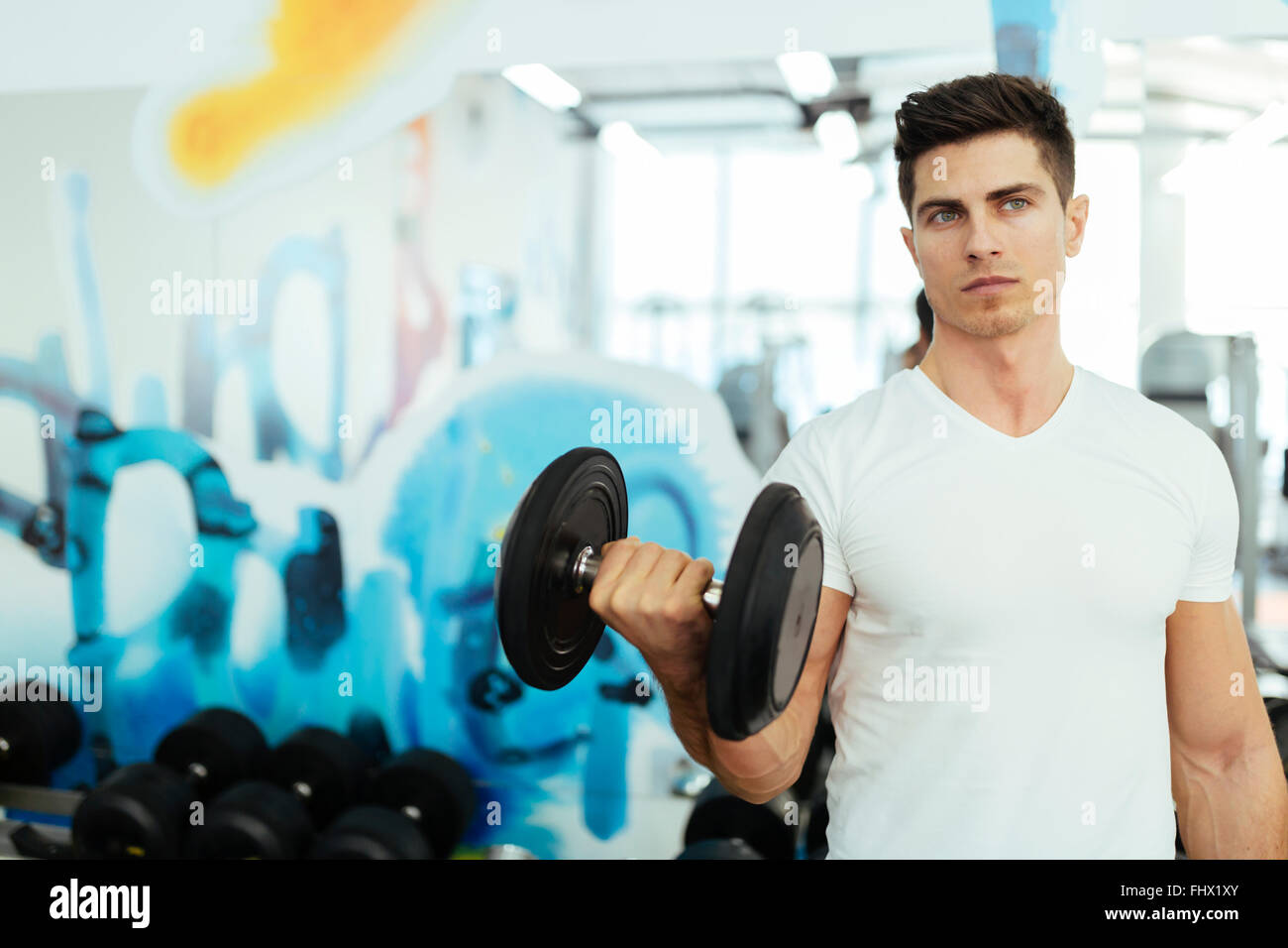 Handsome man lifting weights in gym et demeurer en forme Banque D'Images