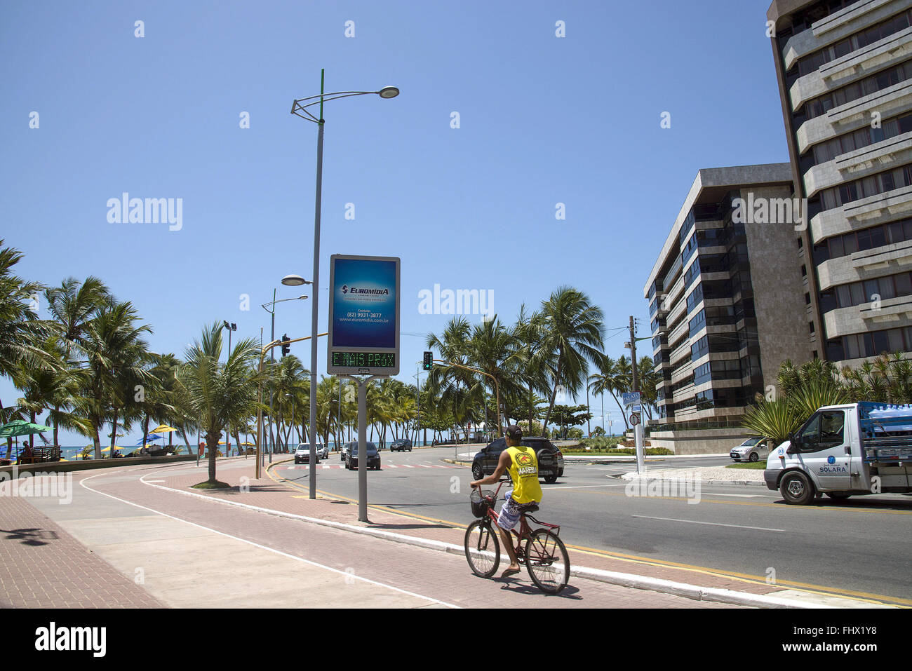 Trottoir avec piste cyclable dans plage de Ponta Verde Banque D'Images