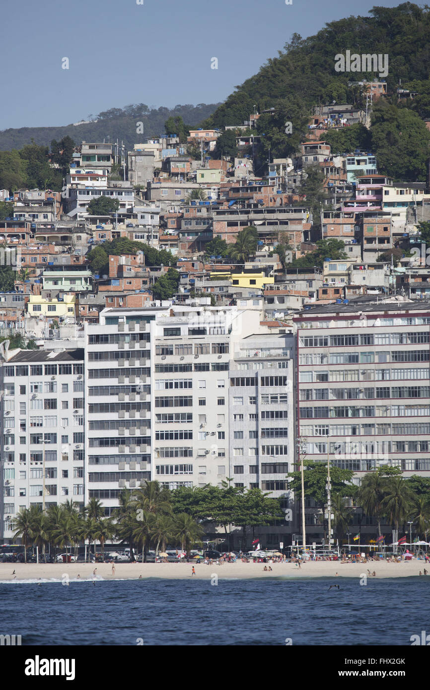 Immeuble sur la plage de Leme contrairement à la favela de Morro hat flexible à la bas Banque D'Images