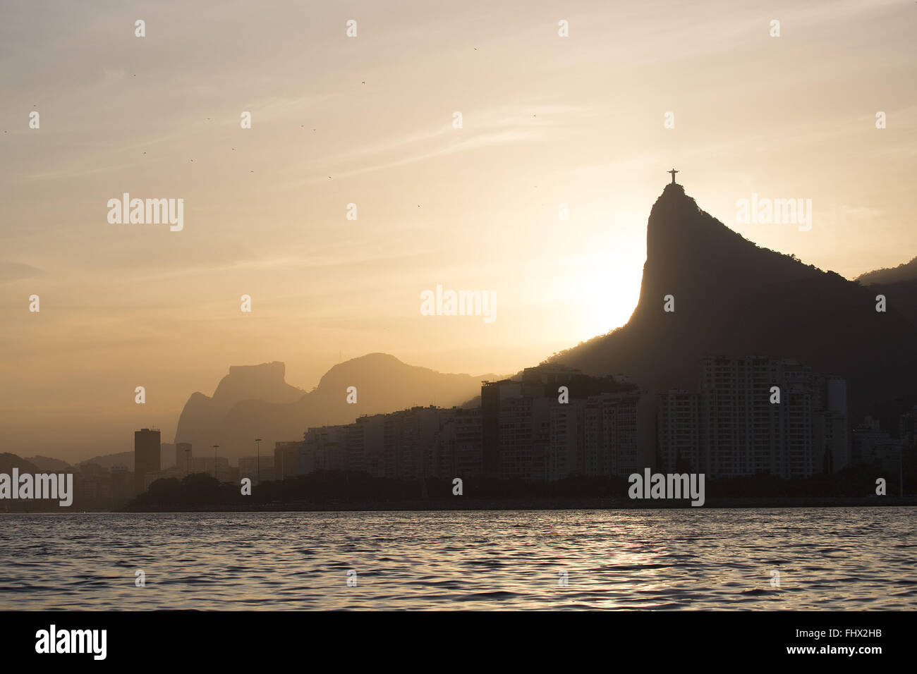Coucher du soleil à Botafogo Bay avec le Morro do Corcovado et pain de sucre dans l'arrière-plan Banque D'Images