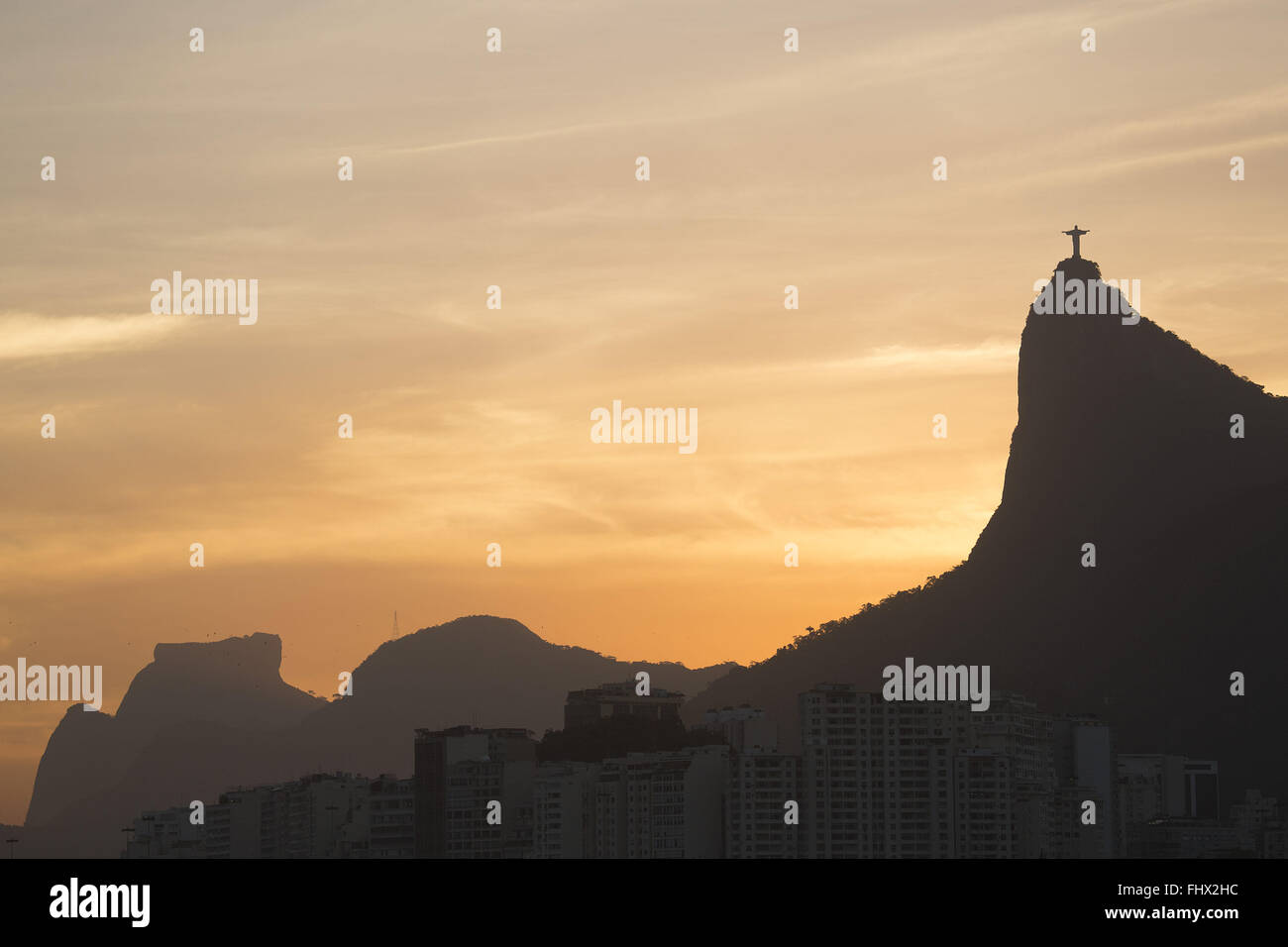Coucher du soleil à Botafogo Bay avec le Morro do Corcovado et pain de sucre dans l'arrière-plan Banque D'Images