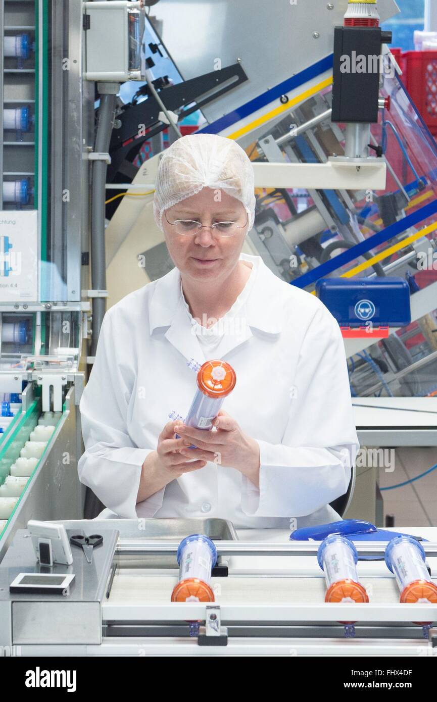 Radeberg, Allemagne. Feb 26, 2016. Un assistant de production dans un  laboratoire de production de technologie médicale de l'entreprise B. Braun  Avitum Saxonia GmbH à Radeberg, Allemagne, 26 février 2016. Le même