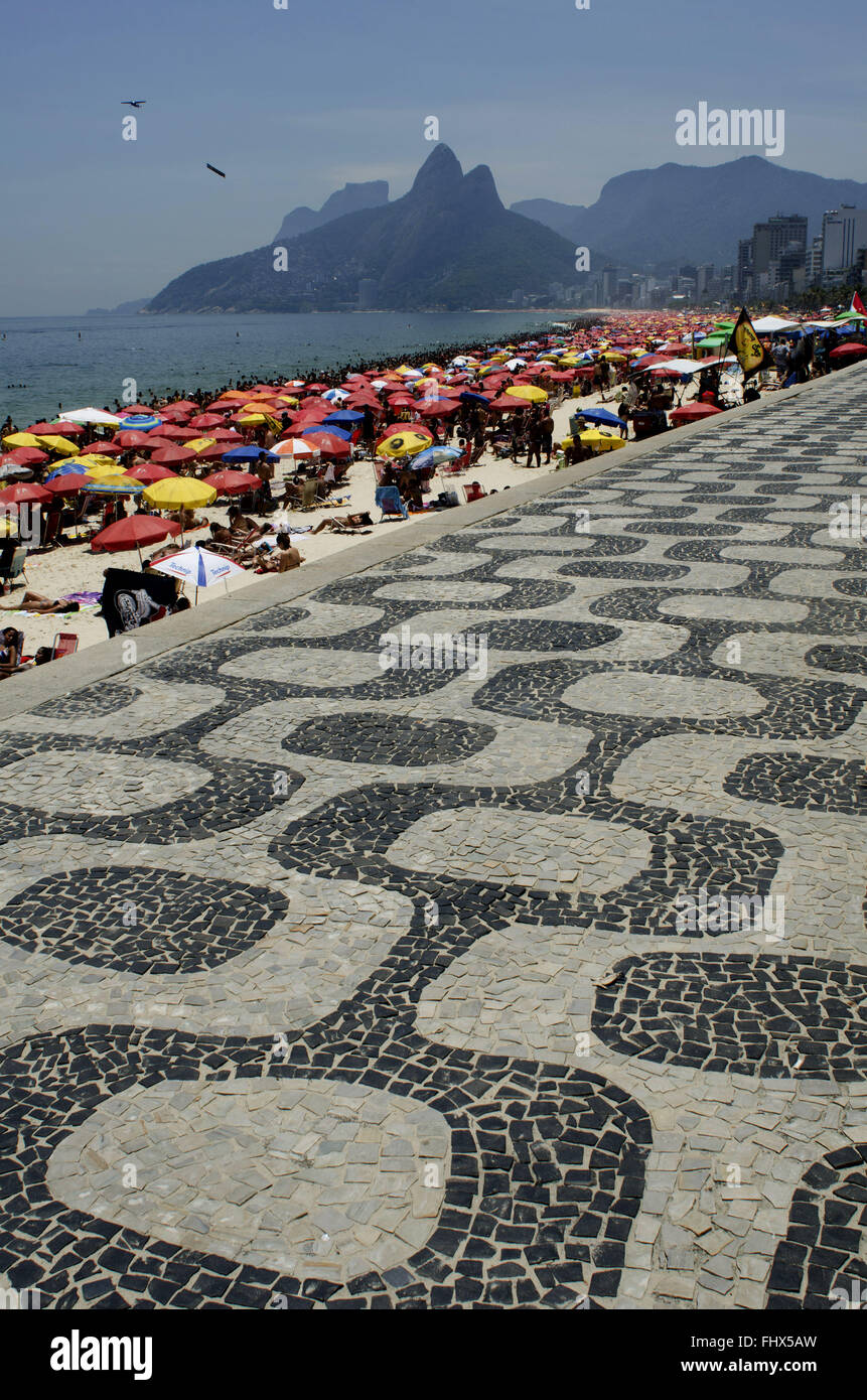 Boardwalk et des parasols sur la plage bondée sur le bord d'Ipanema et Leblon - ville du sud Banque D'Images