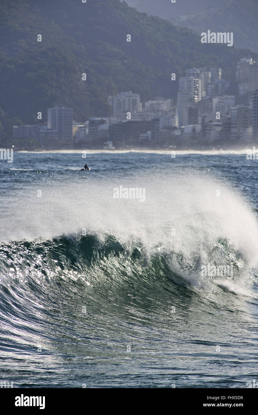 Des vagues à la plage d'Ipanema - au sud de la ville Banque D'Images