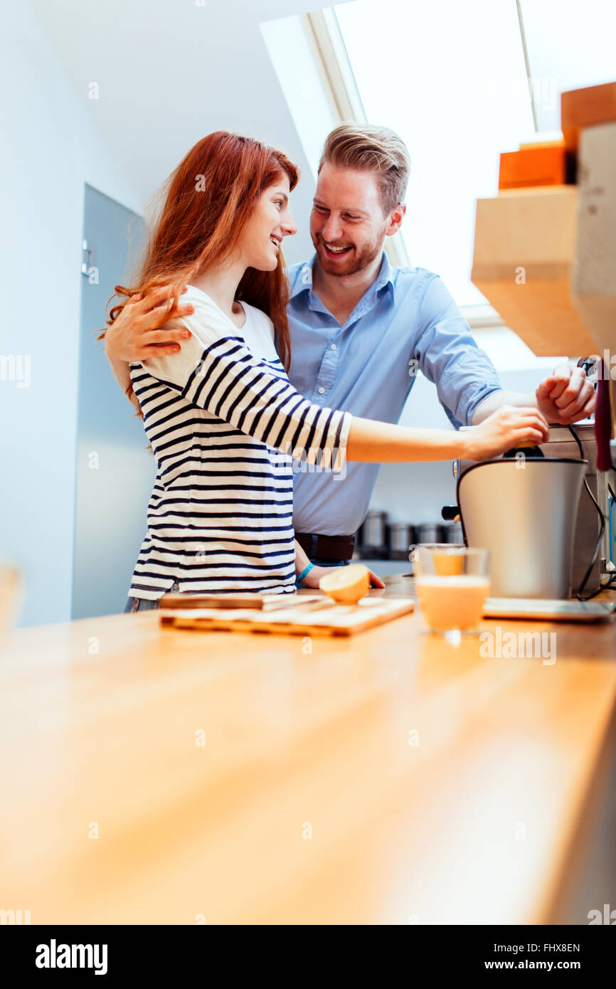 Beau couple dans la cuisine préparer les repas ensemble Banque D'Images