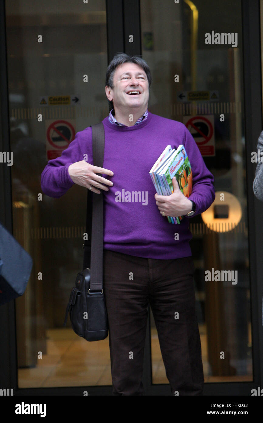 Alan Titchmarsh avec son livre (crédit image © Jack Ludlam) Banque D'Images