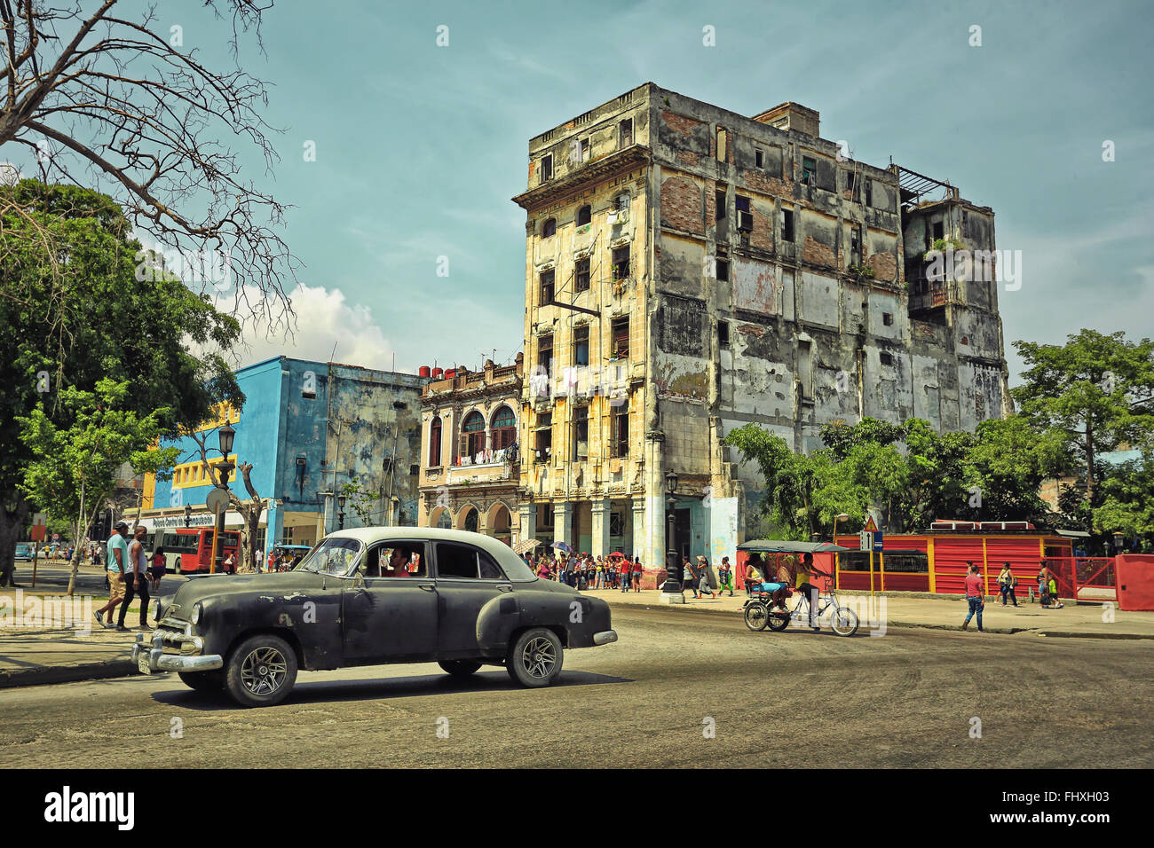 Vintage voiture américaine sur l'historique de l'vieux bâtiments coloniaux de la vieille Havane. Photo style vintage Banque D'Images
