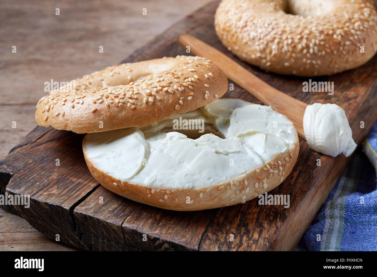 Bagel avec fromage à la crème sur la table en bois Banque D'Images