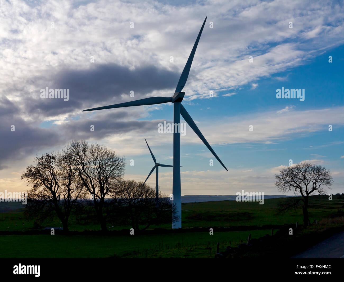 Éoliennes silhouetté contre un ciel d'hiver près de Brassington in Derbyshire Dales England UK Banque D'Images