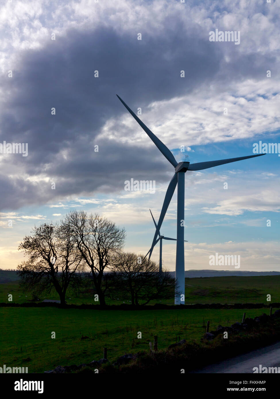 Éoliennes silhouetté contre un ciel d'hiver près de Brassington in Derbyshire Dales England UK Banque D'Images