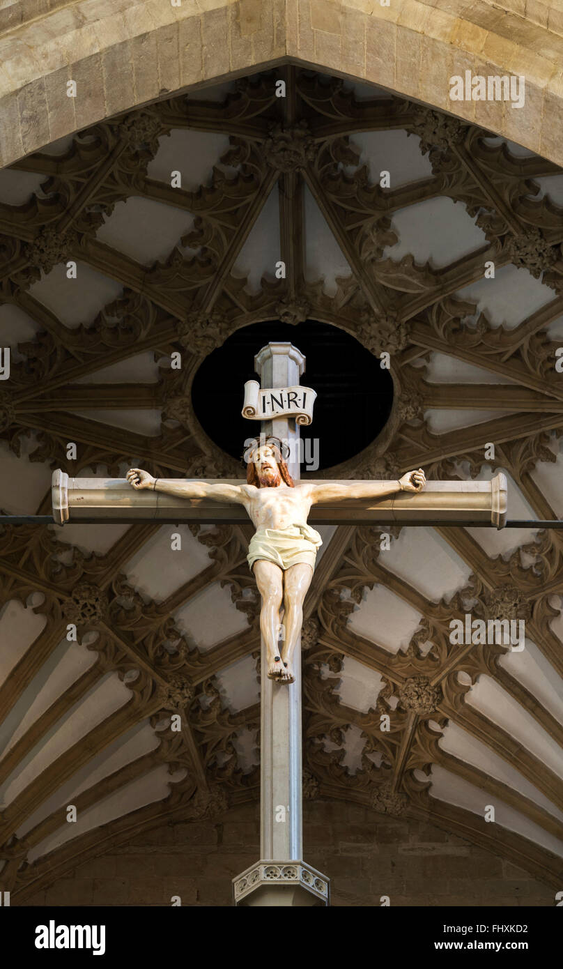 Wells Cathedral et Jésus Christ crucifié sur la croix. Somerset, Angleterre Banque D'Images