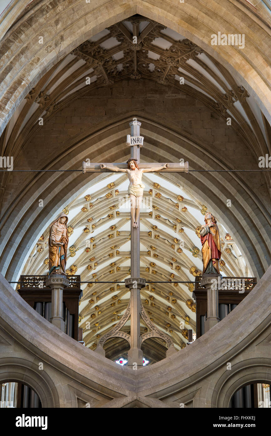 Wells Cathedral St Andrews Cross / arches Scissor arch et Jésus Christ crucifié sur la croix. Somerset, Angleterre Banque D'Images