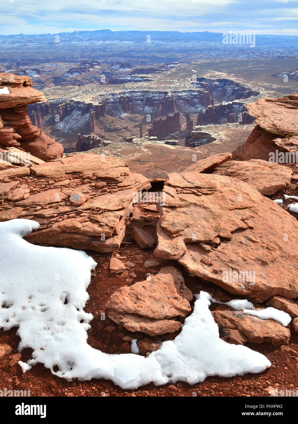 Vue du monument de Rim Trail blanc du bassin dans la région de Island in the Sky District de Canyonlands National Park près de Moab, Utah Banque D'Images