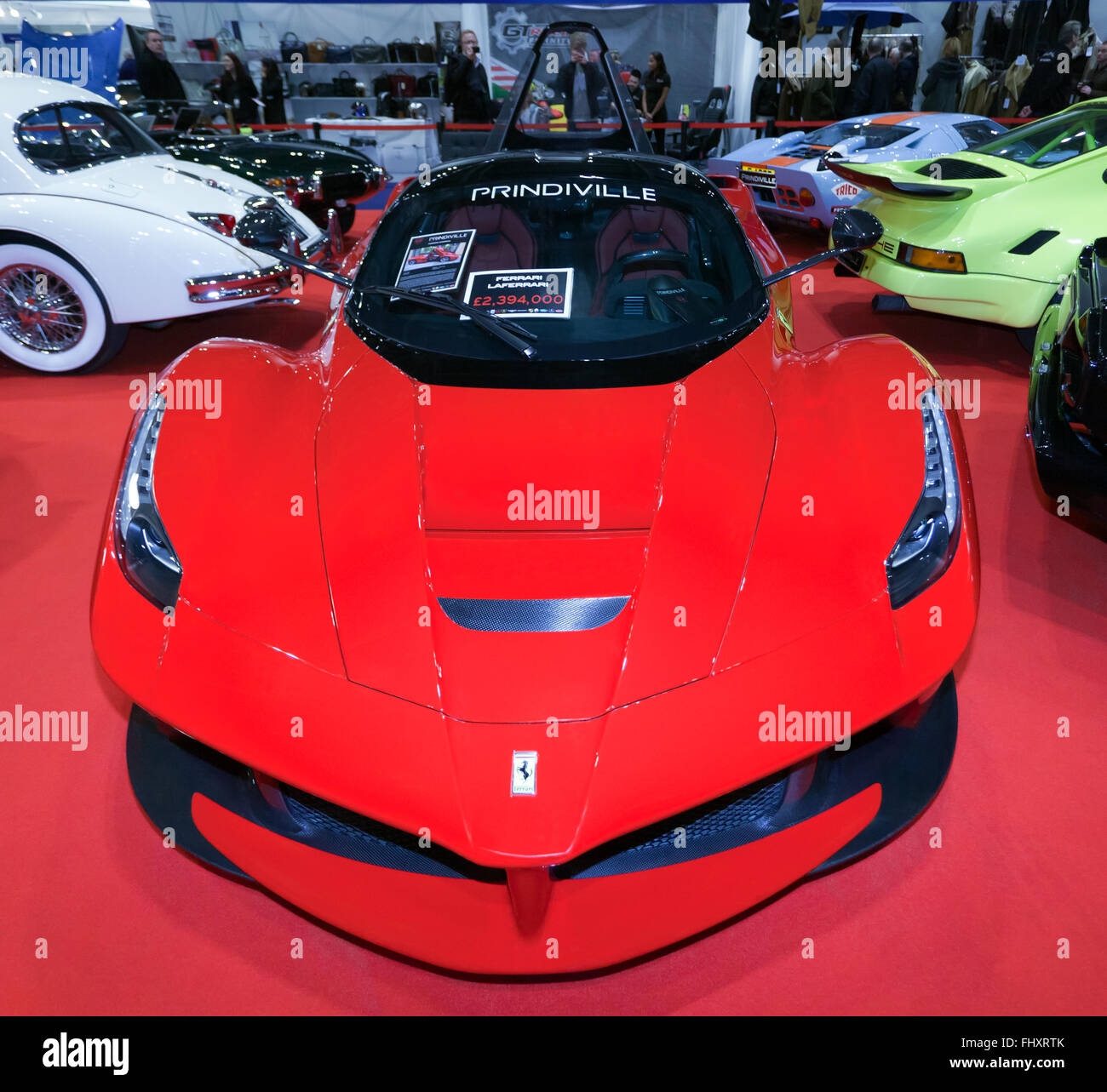 Vue avant d'une Ferrari LaFerrari, (F150), une production limitée hybride de voiture de sport en exposition statique à la London Classic 2016 Banque D'Images