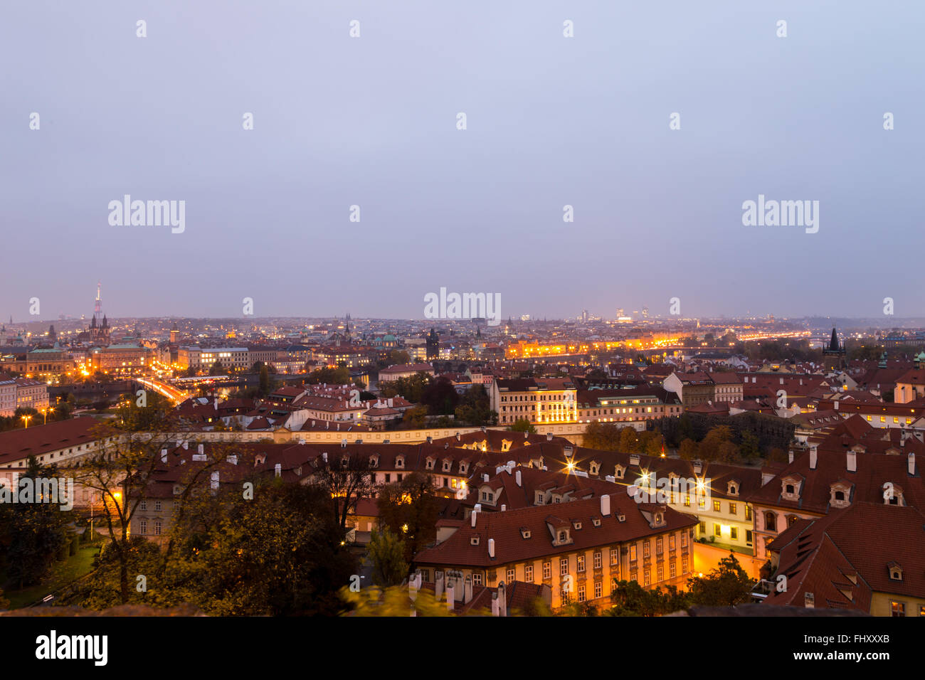 Soleil se couche et la nuit commence à Prague en une journée d'automne Banque D'Images