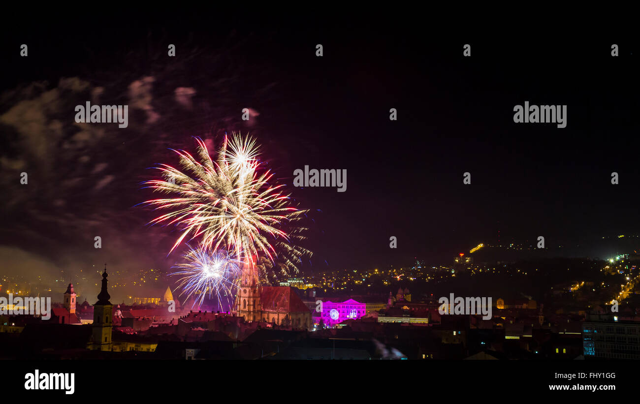 Cluj Napoca, Roumanie - 1 janvier 2016 : New Year's Eve fireworks show à Cluj Napoca, Roumanie Banque D'Images
