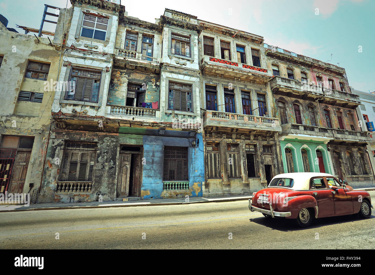 Vintage voiture américaine sur l'historique de l'vieux bâtiments coloniaux de la vieille Havane. Photo style vintage Banque D'Images