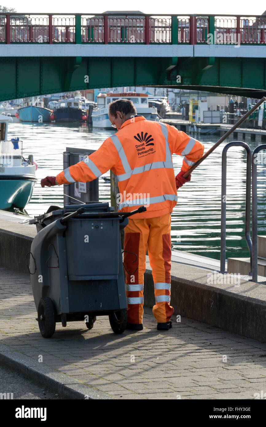 Conseil des déchets sur les quais de Weymouth travailleur. Banque D'Images