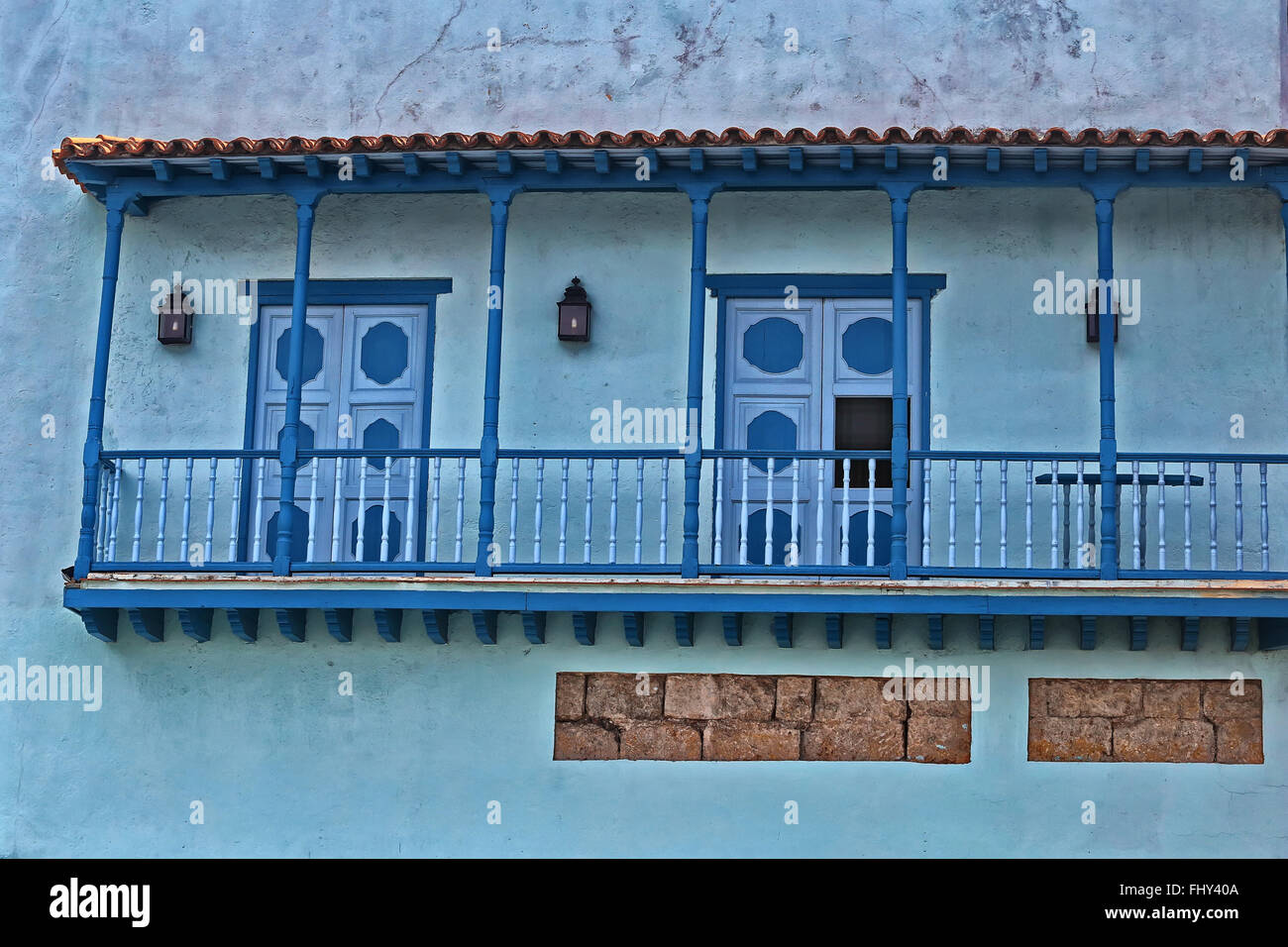 Bâtiment de style colonial façade bleue et balcon dans la Vieille Havane, Cuba Banque D'Images
