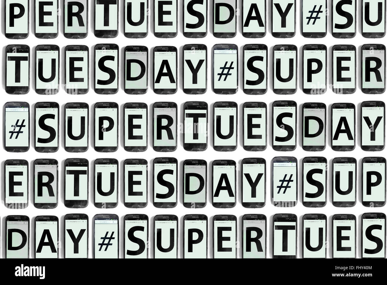 Smartphones avec le hashtag # SuperTuesday sur leurs écrans. Banque D'Images