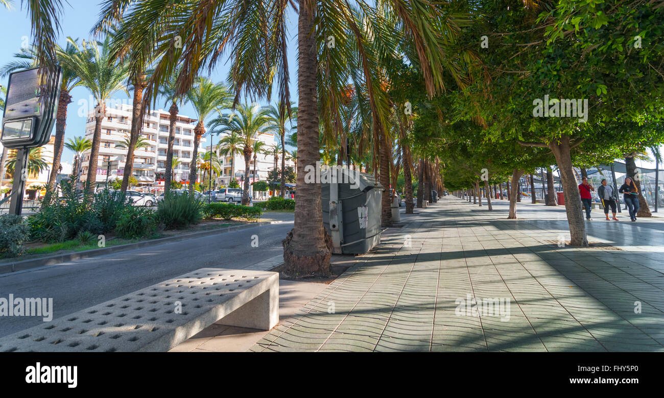 Personnes à pied et de randonnée, dehors et environ dans les rues de St Antoni de Portmany, Ibiza, Baléares, Espagne. Banque D'Images