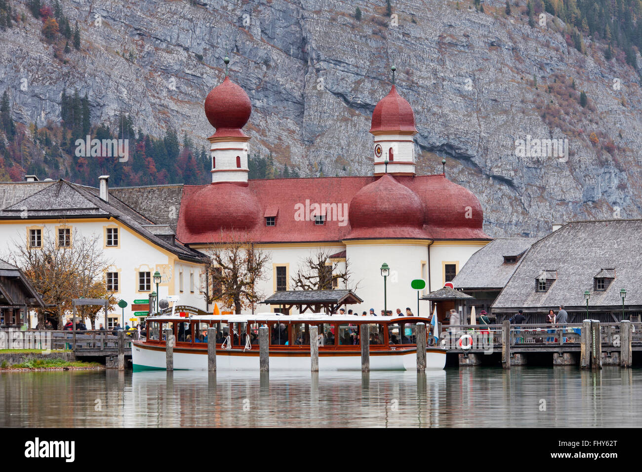 Bateau avec les touristes en face de la Sankt Bartholomä / église de Saint-barthélemy au lac Königssee, Allemagne, NP Berchtesgaden Banque D'Images