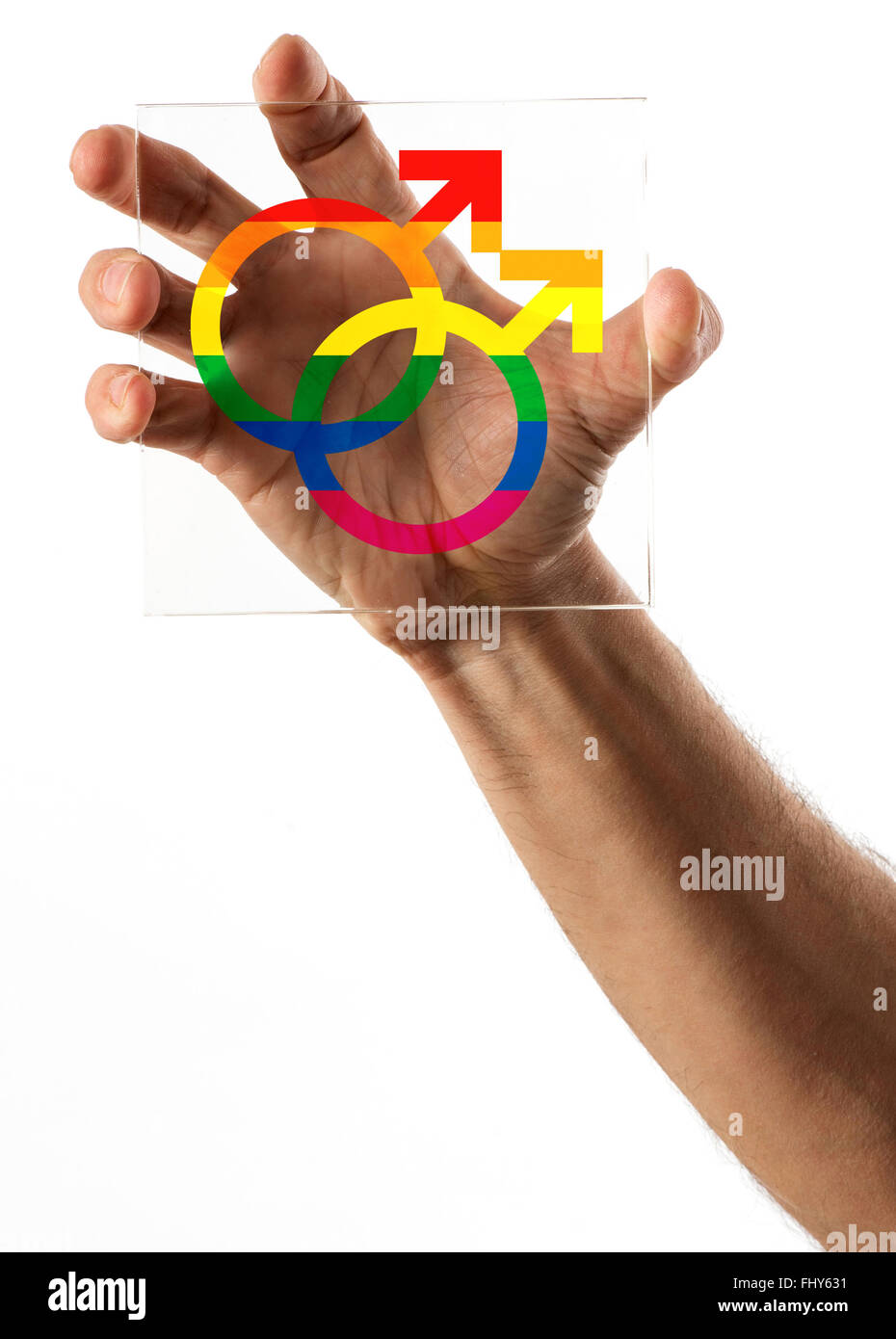 Seule la main de l'agrippant un carré de verre avec le mariage gay les symboles dans le milieu sur fond isolé Banque D'Images