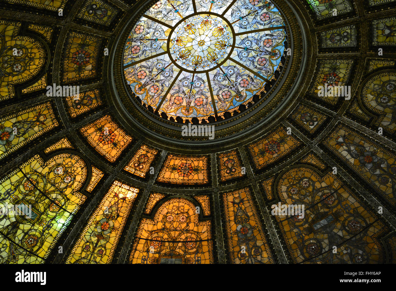 Dôme en vitrail dans la grande armée de la république salle du centre culturel de Chicago, Chicago, Illinois. Banque D'Images