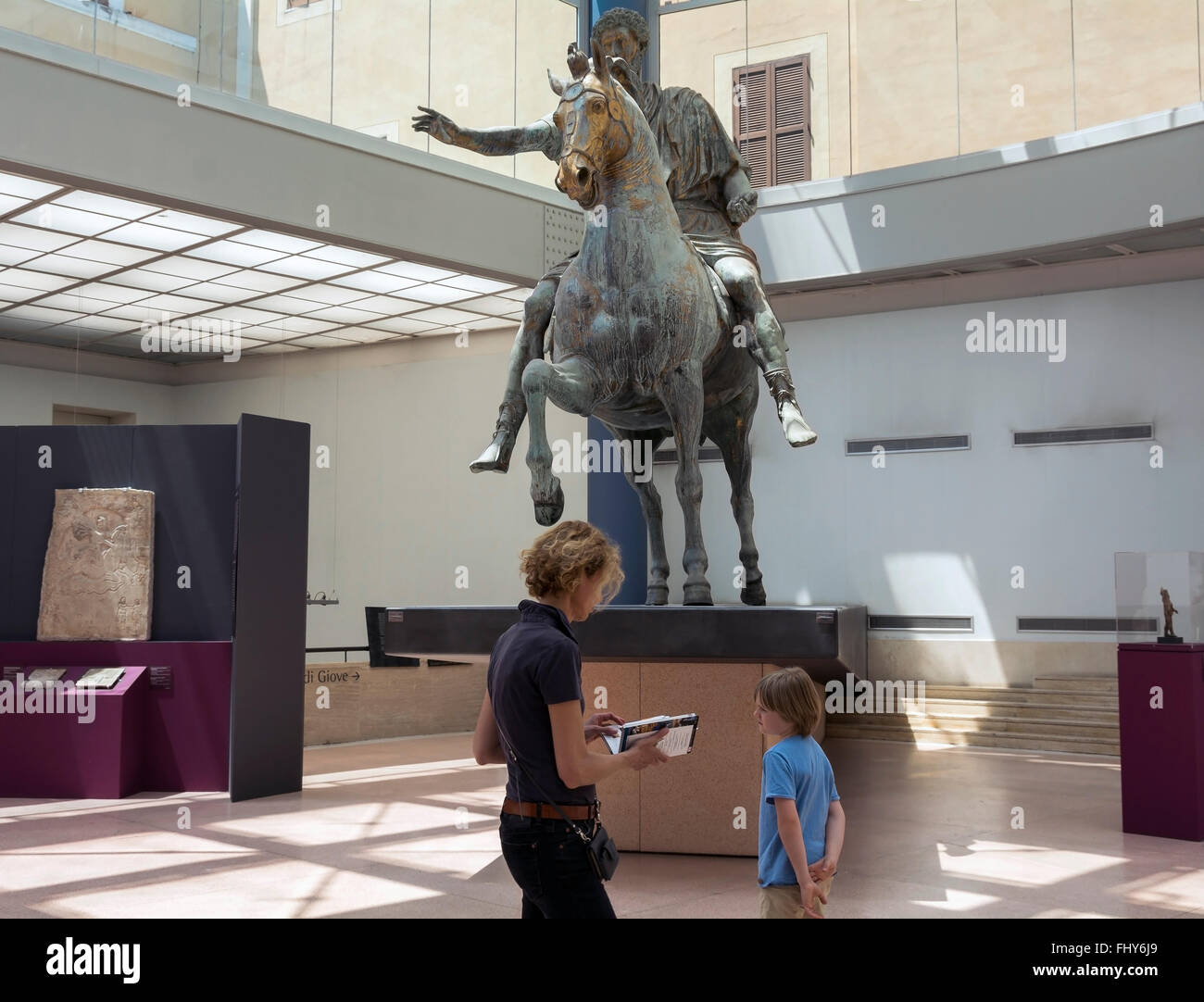 Les touristes en face de la statue de Marc Aurèle cheval dans le musée du Capitole à Rome. Banque D'Images