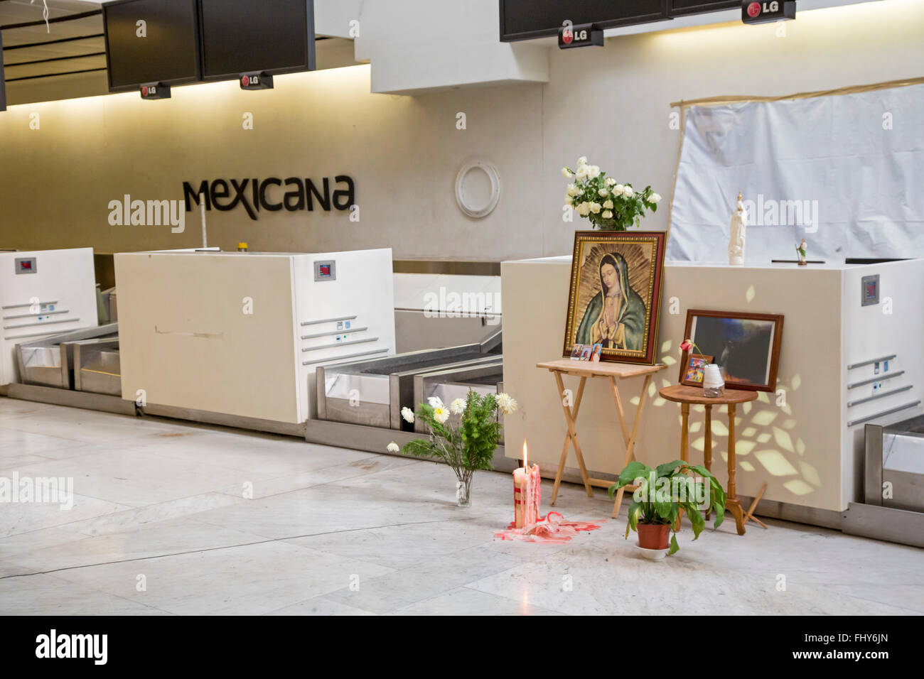 La ville de Mexico, D.F., Mexique - culte à l'aéroport Compagnies aériennes Mexicana frauduleux prétendument manifestations la faillite. Banque D'Images