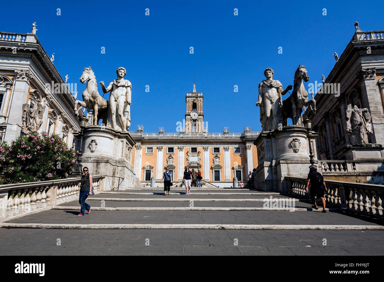 À la montée des marches menant à la Piazza del Campidoglio sur la colline du Capitole, avec les statues de Castor et Pollux. Banque D'Images