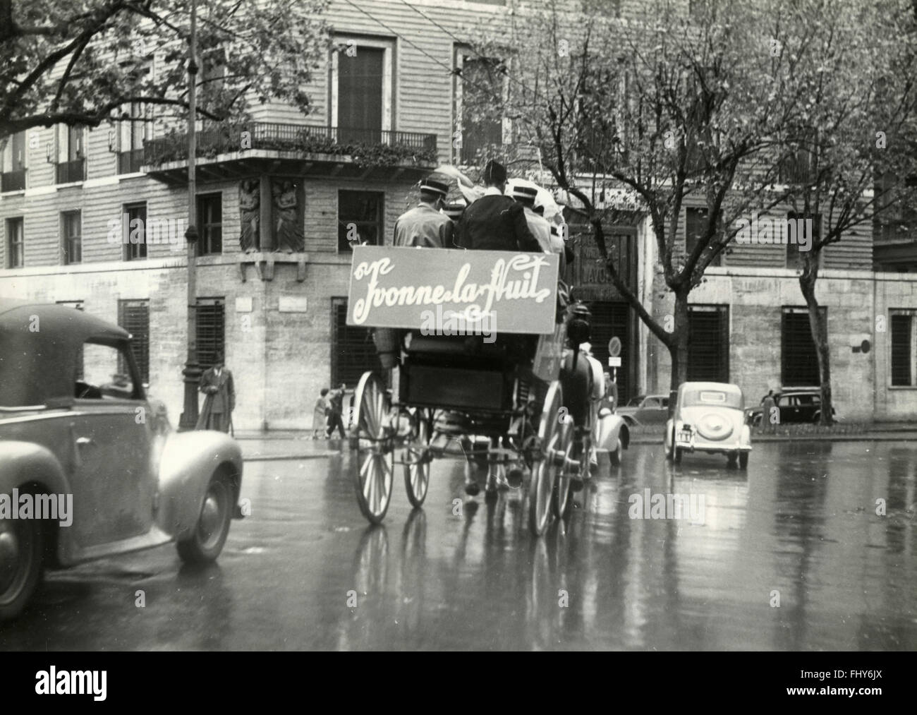 La publicité dans le transport pour le film Yvonne la nuit, Rome, Italie 1949 Banque D'Images