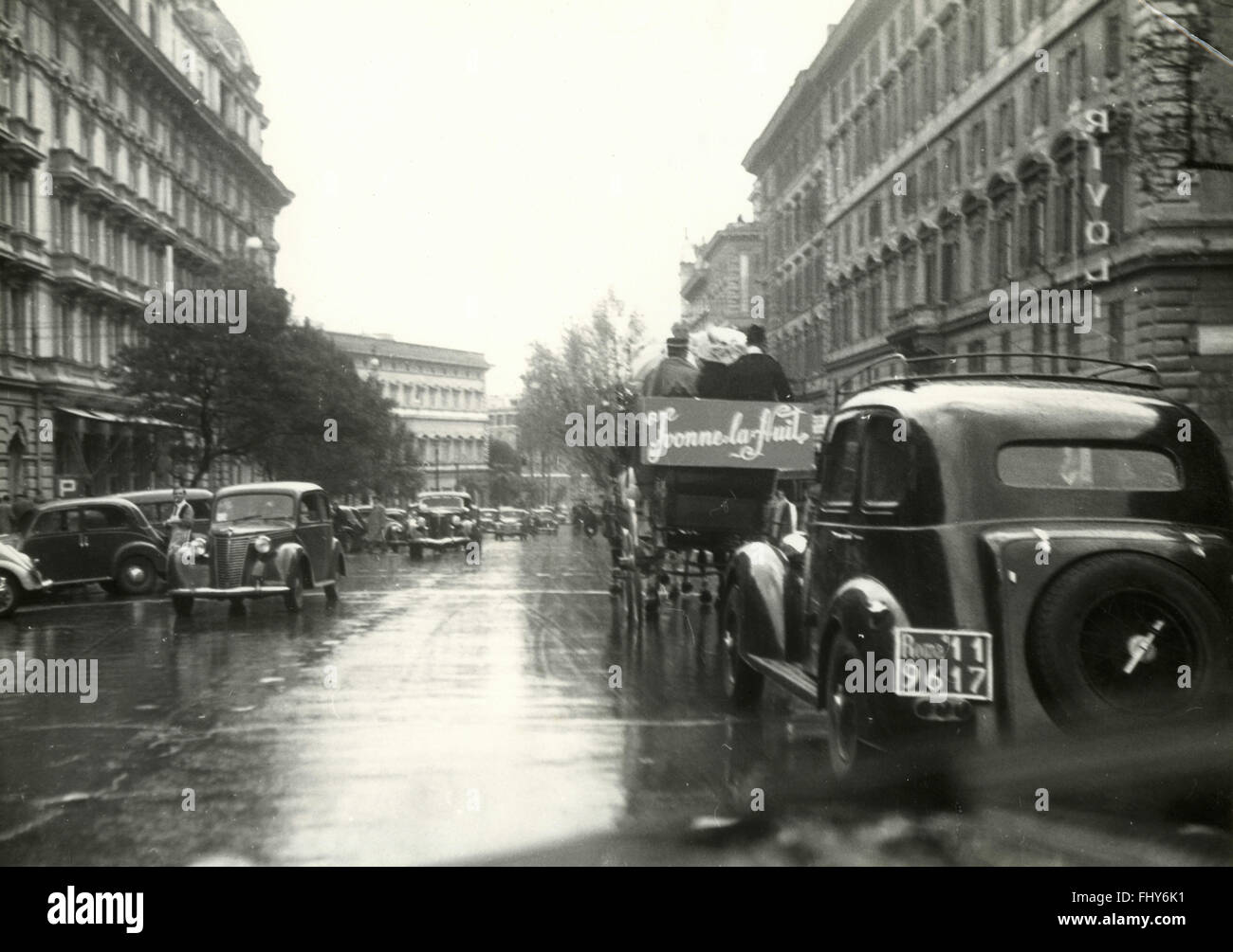 La publicité dans le transport pour le film Yvonne la nuit, Rome, Italie 1949 Banque D'Images