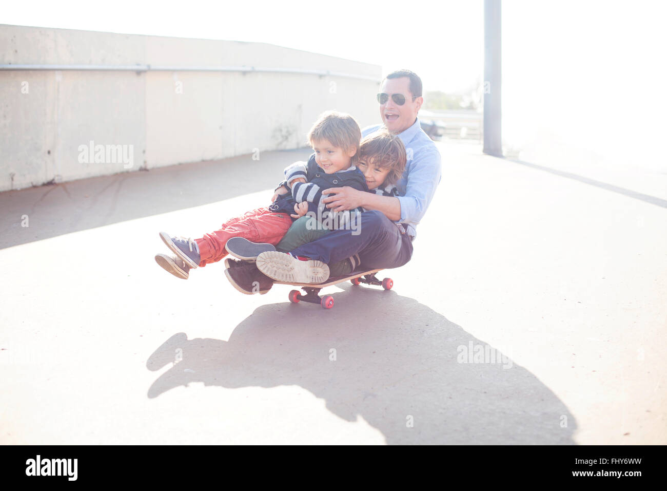 Espagne, Catalogne, Barcelone, l'oncle et les enfants faisant skate board Banque D'Images