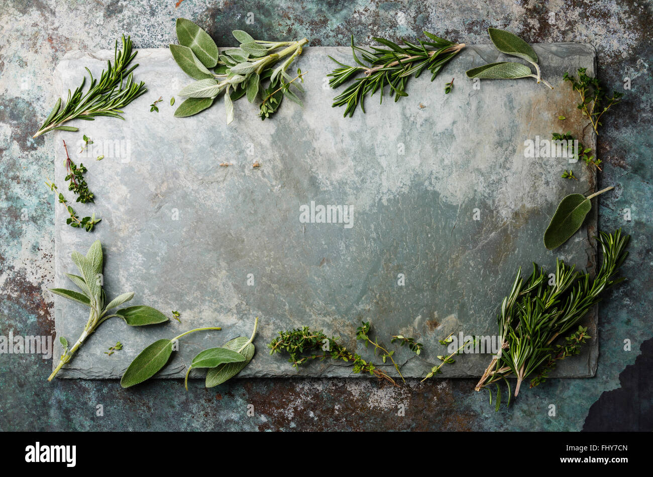 Herbes épicées douce composition du châssis sur ardoise gris texture d'arrière-plan Banque D'Images
