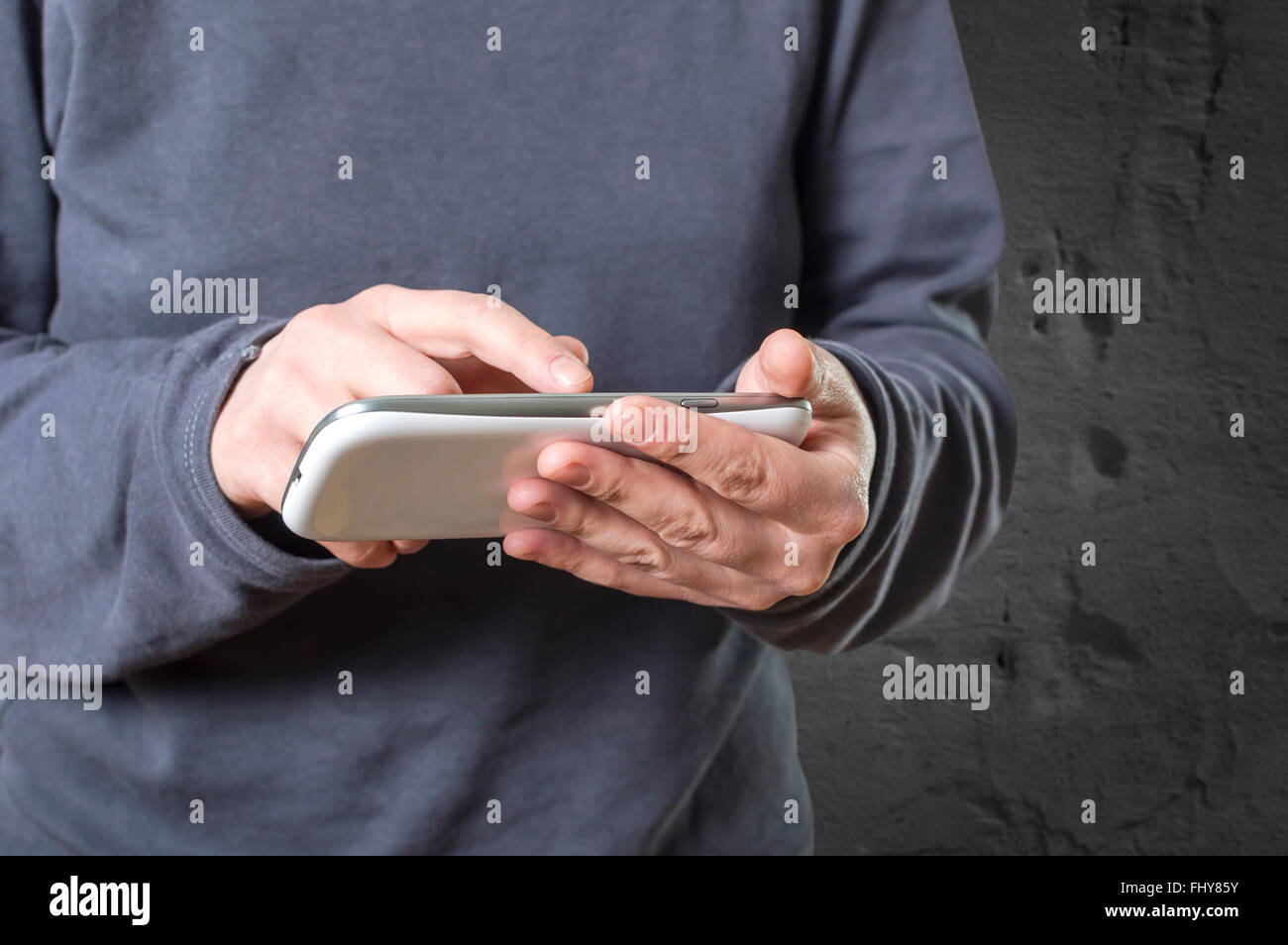 Hands holding smart téléphone. Focus sélectif. Banque D'Images