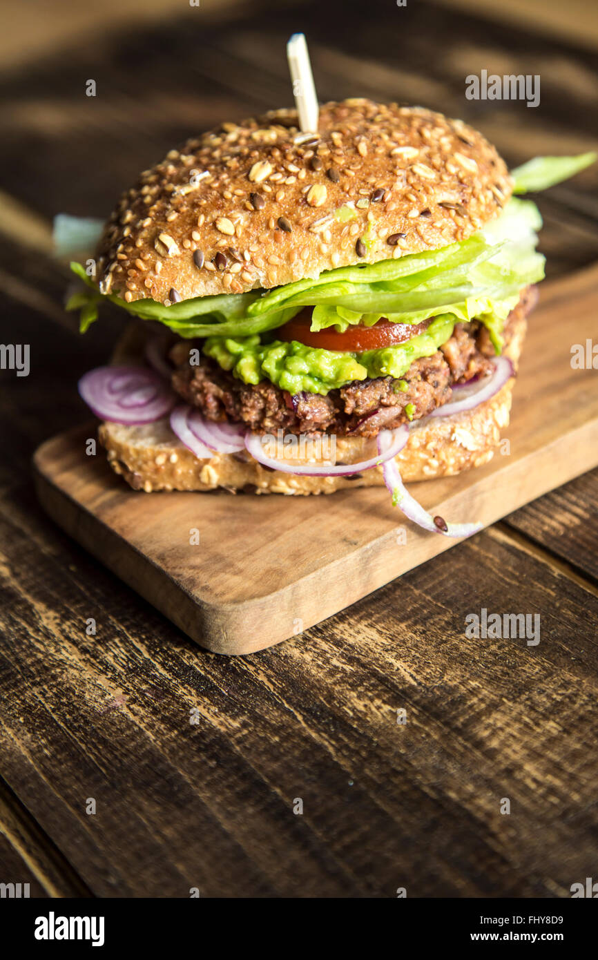 Burger végétarien avec patty, betterave, crème d'oignons et salade Banque D'Images
