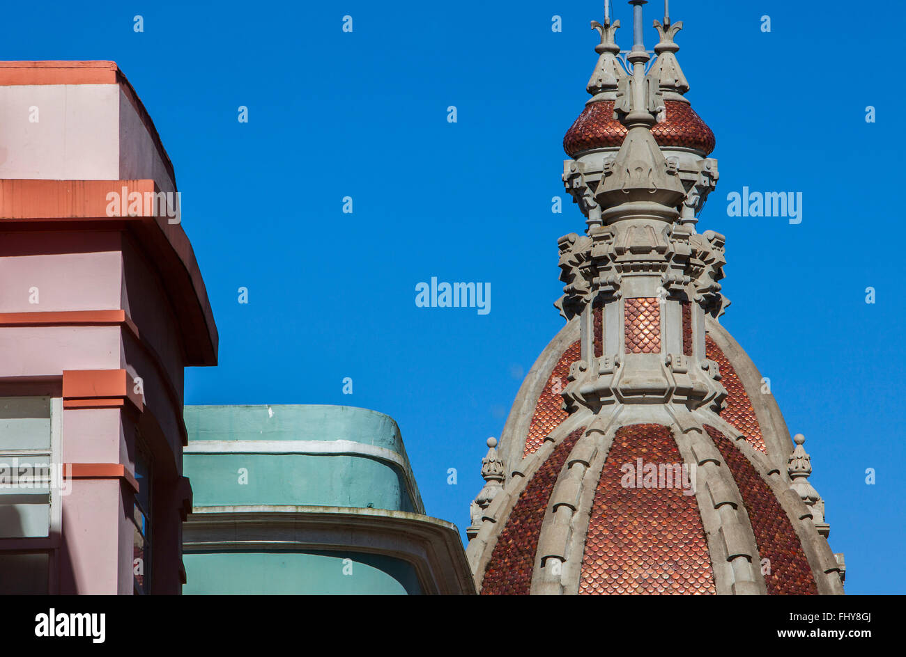 Les dômes de l'hôtel de ville et d'immeubles de détail calle Gregorio Rocamonde,vieille ville, ville de La Corogne, Galice, Espagne Banque D'Images