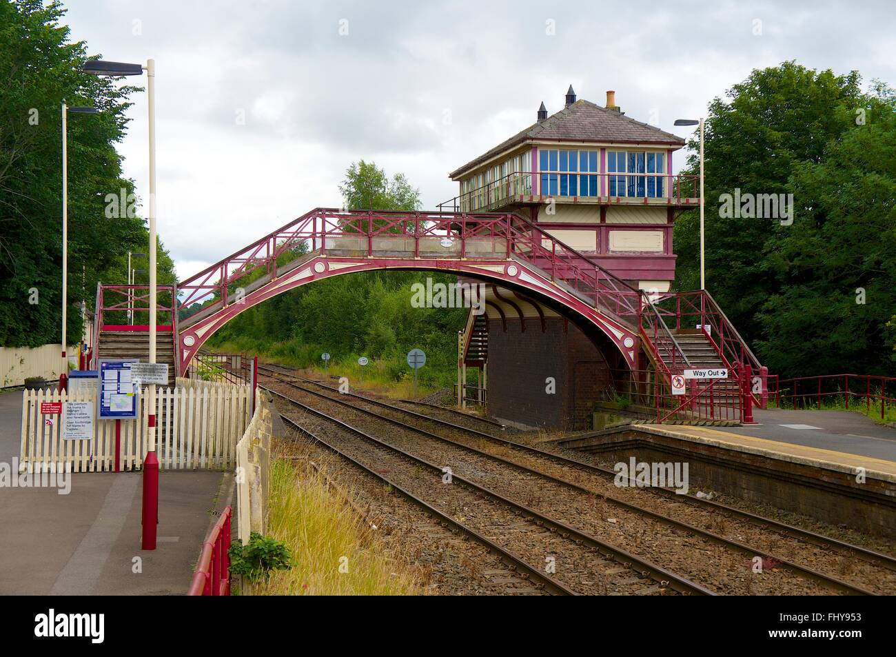 La gare de Bangor. Bridge et le signal fort. Brampton, Tyne Valley Line, Northumberland, England, United Kingdom. Banque D'Images