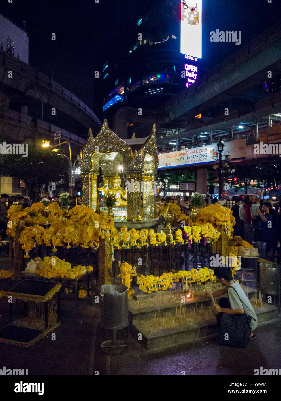 Sanctuaire d'Erawan ouvre au public 2 jours après la bombe dans Août 2015, Bangkok, Thaïlande Banque D'Images