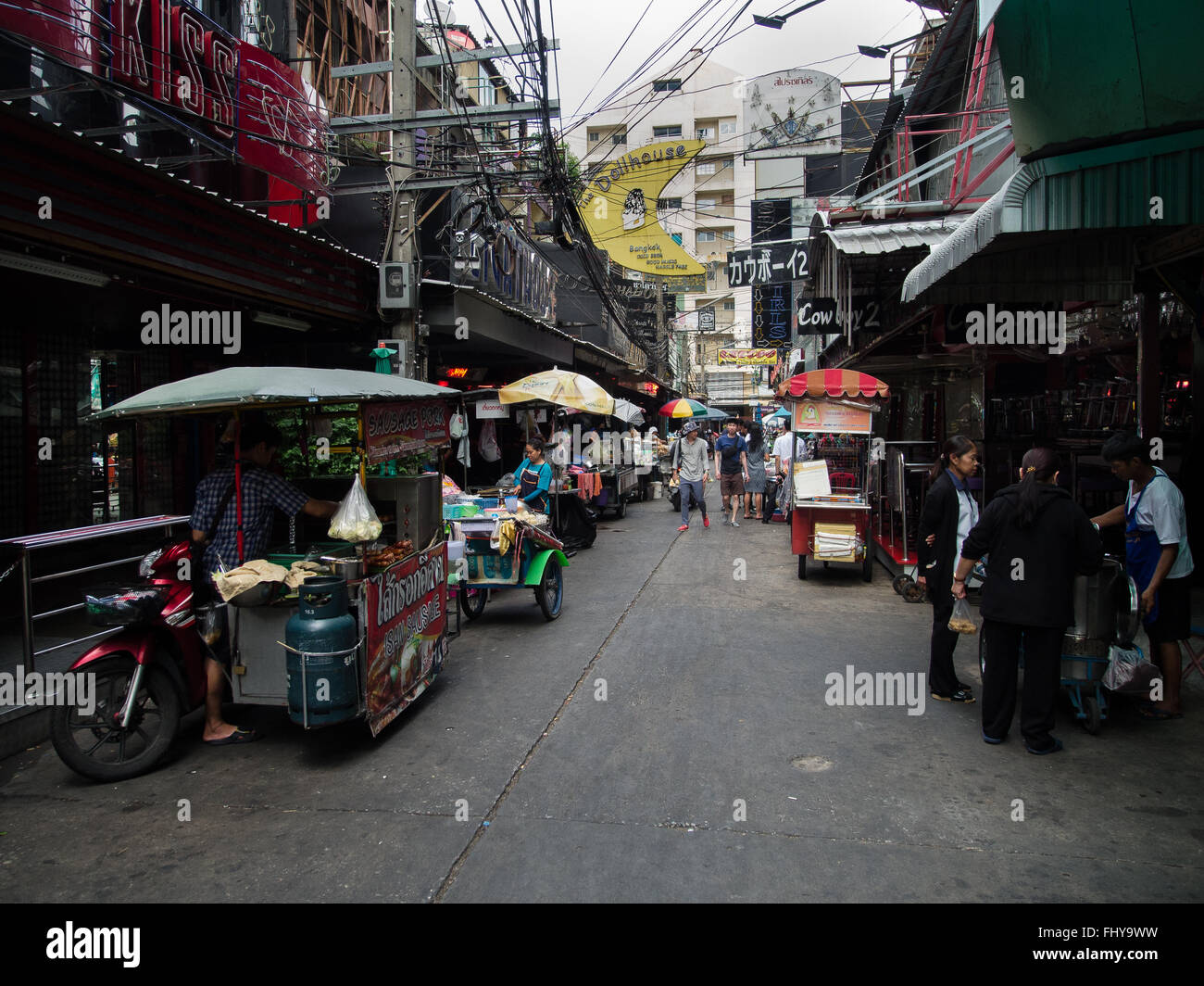 Soi cowboy au cours de la journée avec les vendeurs de nourriture, Bangkok, Thaïlande Banque D'Images