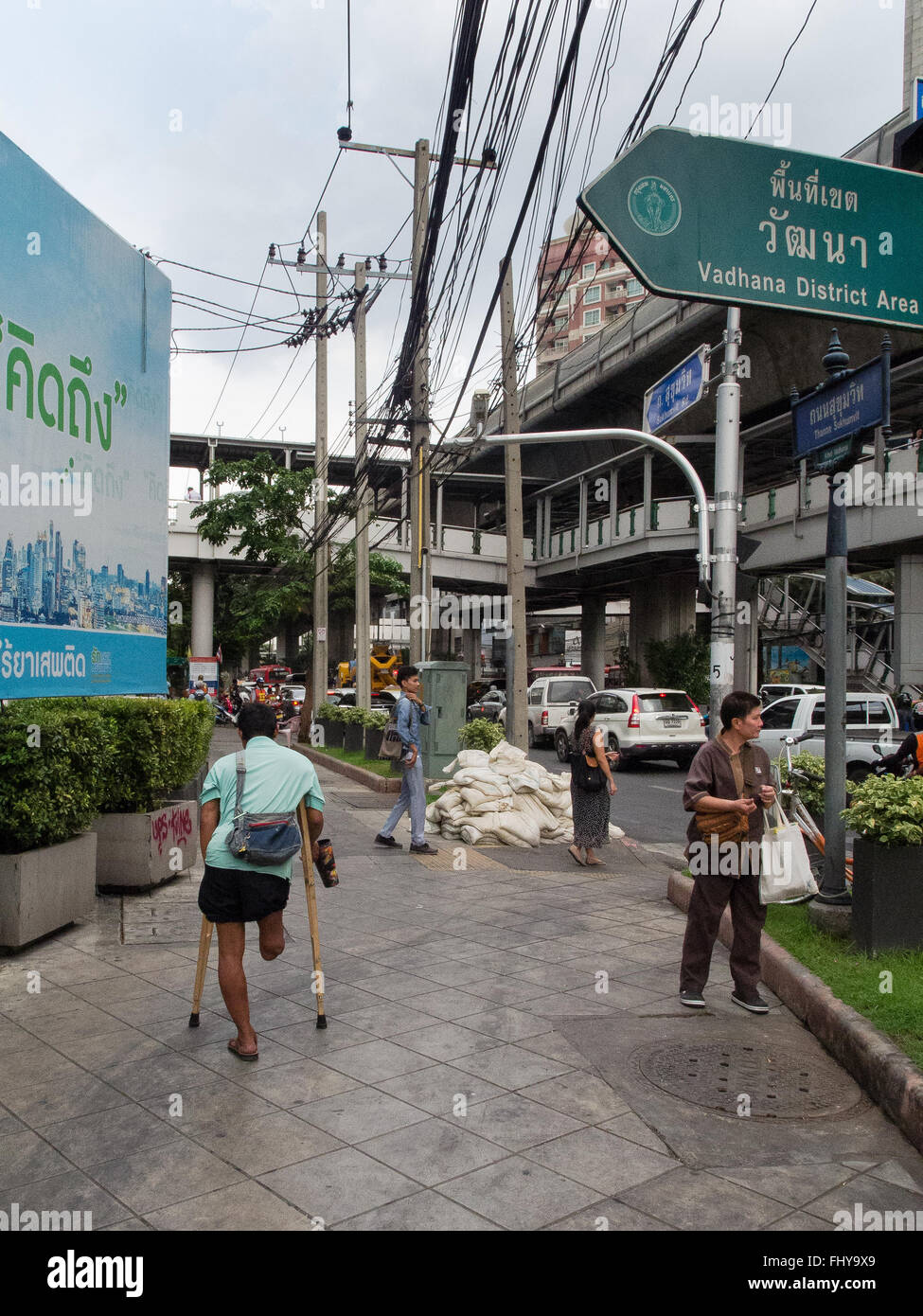 Mendiant sur d'Asoke Sukhumvit Road Bangkok Thaïlande Banque D'Images