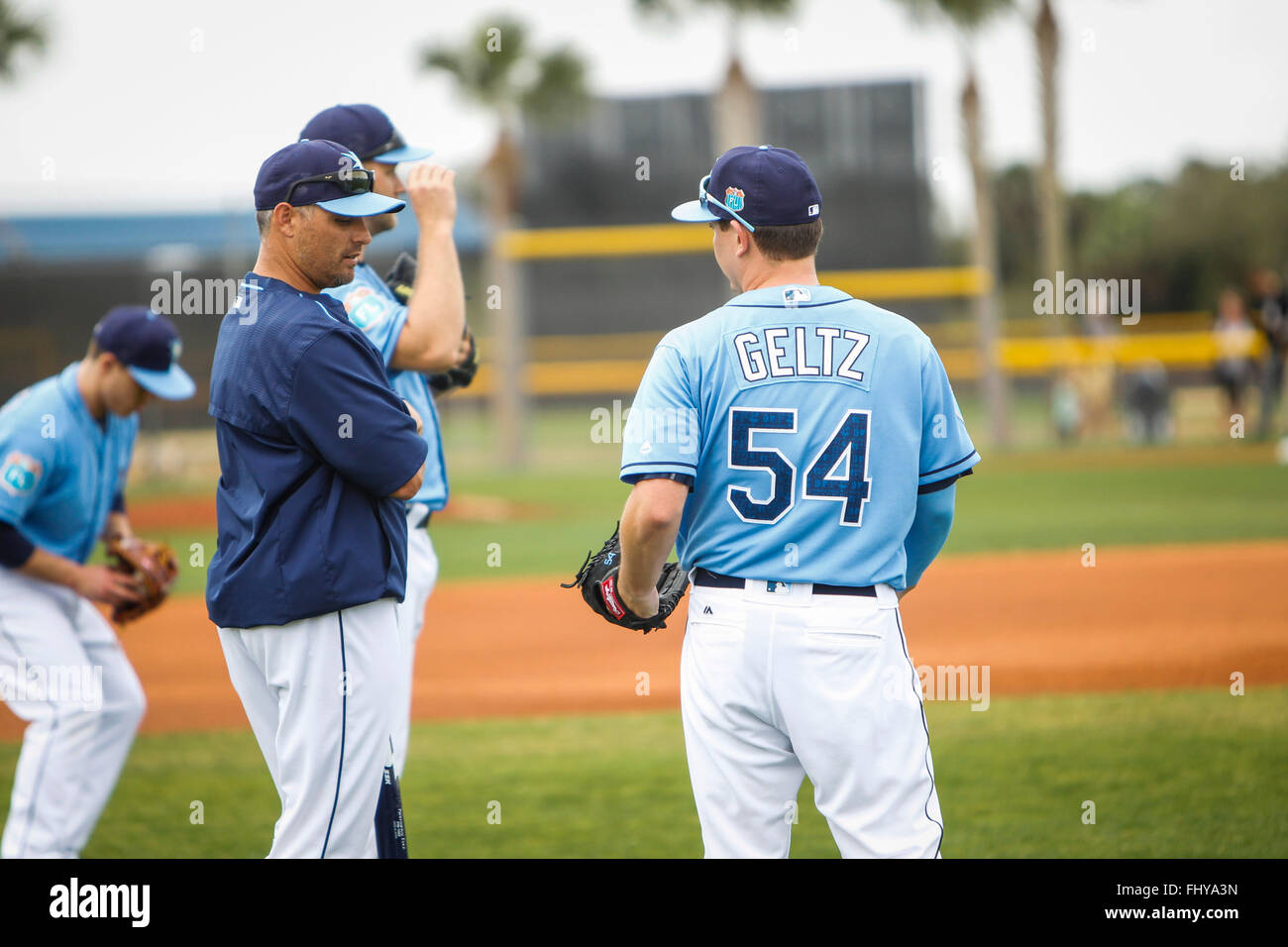 Port Charlotte, en Floride, aux États-Unis. Feb 23, 2016. Vous VRAGOVIC | fois.Rays de Tampa Bay manager Kevin Cash parle avec relief pitcher Steve Geltz (54) après qu'il a jeté une rondelle de hockey au cours de l'entraînement de printemps des rayons à Charlotte Sports Park à Port Charlotte, en Floride, le mardi 23 février, 2016. Geltz ont commencé à jeter une rondelle d'améliorer son ton lorsqu'il grandissait dans l'état de New York. ''J'ai à lancer 8 à 10 'bons' avant que je puisse commencer mon bullpen, '' Geltz dit. ''Il est tout au sujet de la libération de l'axe et le suivi. Si vous ne le faites pas juste il wobble.'' la technique n Banque D'Images