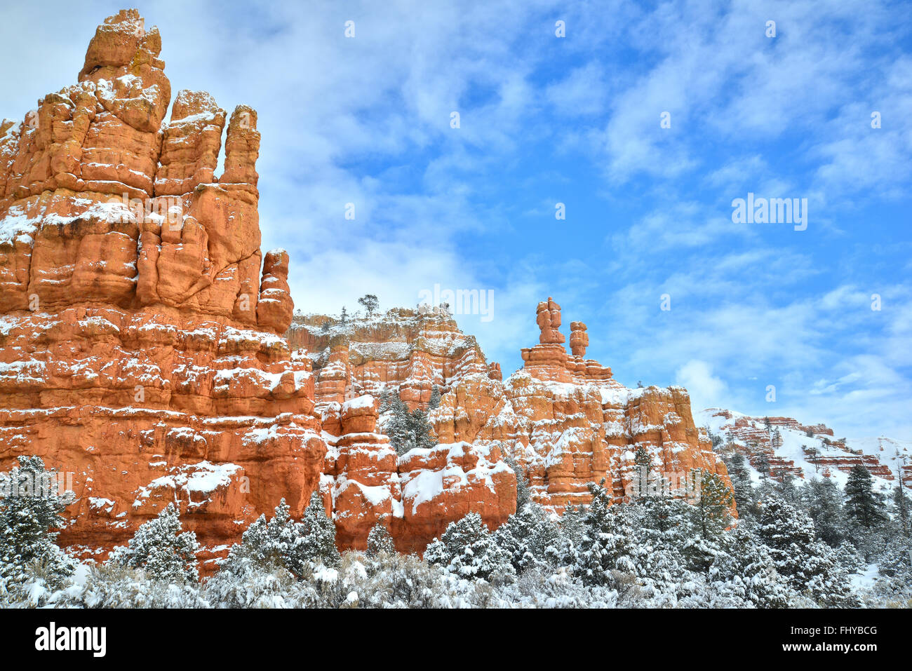 Belle rouge couvert de neige le long du Canyon Scenic Byway 12 par Dixie National Forest et près de Bryce Canyon dans le sud-ouest de l'Utah Banque D'Images
